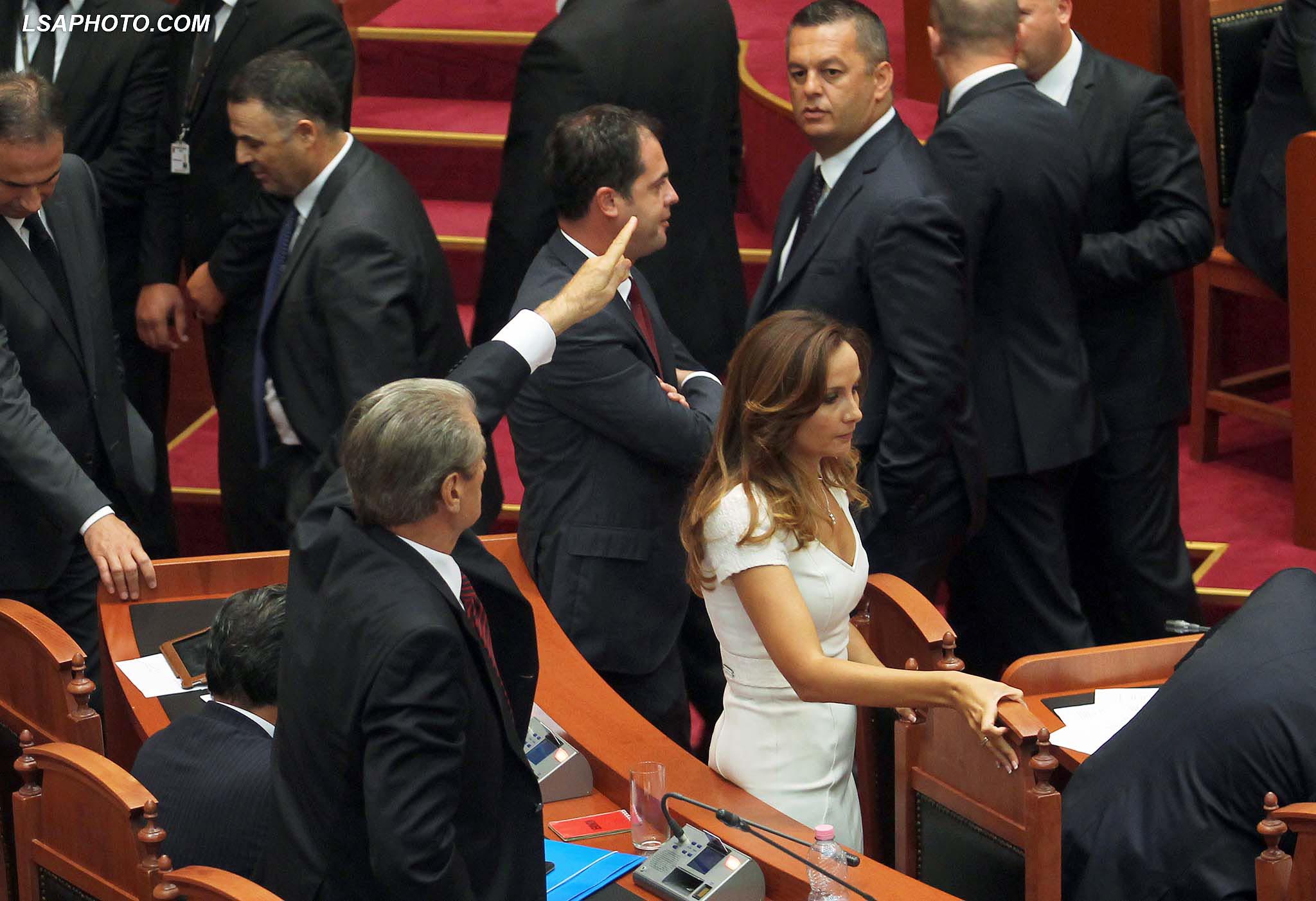 Çfarë ndodh nëse e gjithë opozita jep dorëheqjen?