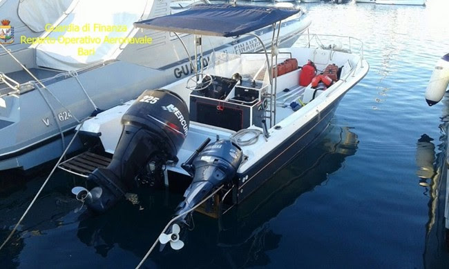 Video/ Ndjekja në det, bllokohet skafi me dy shqiptarë në Itali