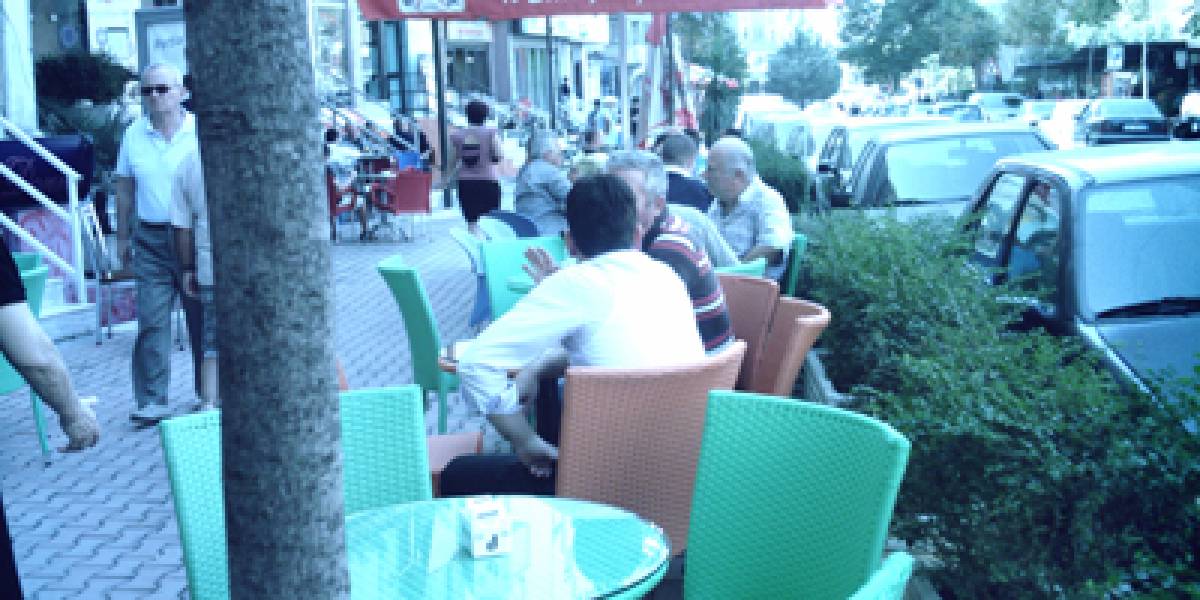 Tavolinat në trotuare, Veliaj: Pijanecët i fërshëllejnë  zonjave