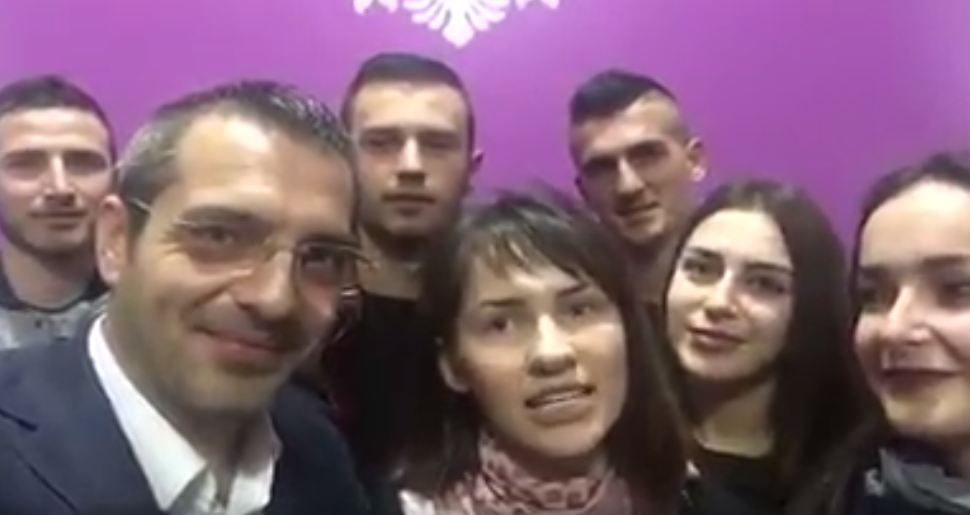 Pas masakrës në Elbasan, Tahiri postoi i lumtur video-selfie