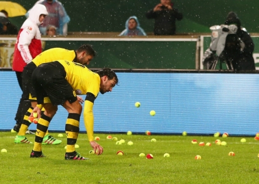 Tifozët e Dortmundit “sulmojnë” fushën me topa tenisi