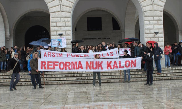 Prokuroria procedon penalisht dy student që qëlluan Ramën me vezë