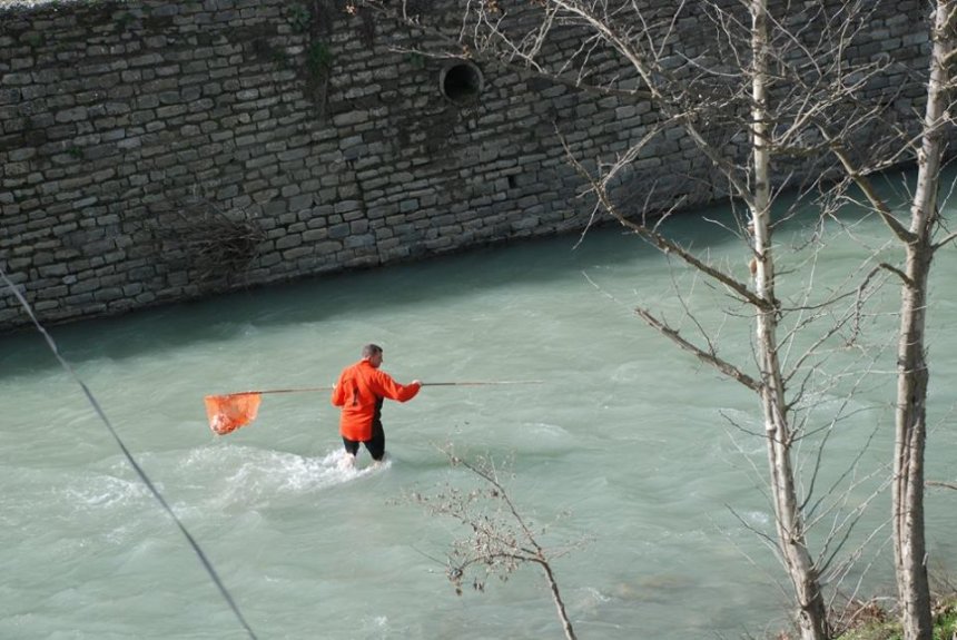 Në futbollin shqiptar, topi përfundon edhe në lumë