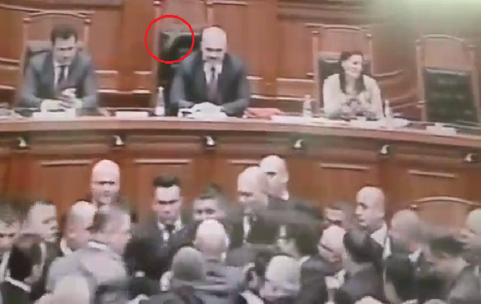 Video/ Momenti kur Rama qëllohet me vezë, kap ministren Felaj