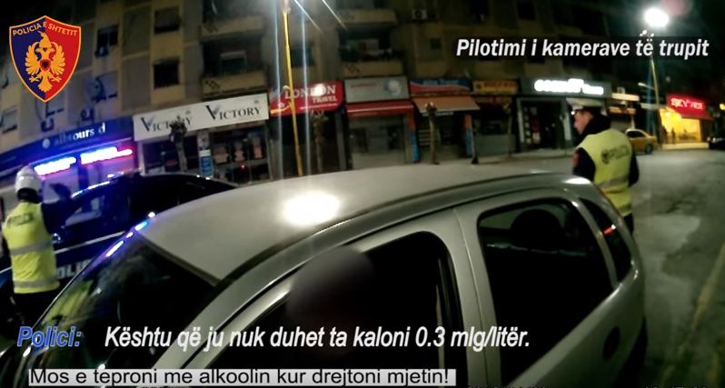 Video/ Si e trajton policia shqiptare një shofer të huaj