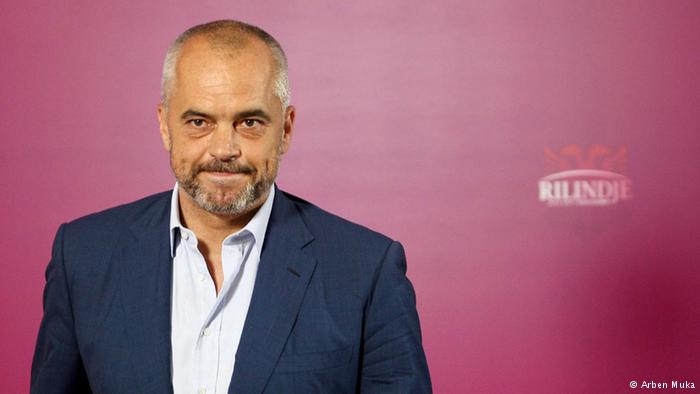 Foto lajm/ Edi Rama i gëzohet rrezeve të diellit