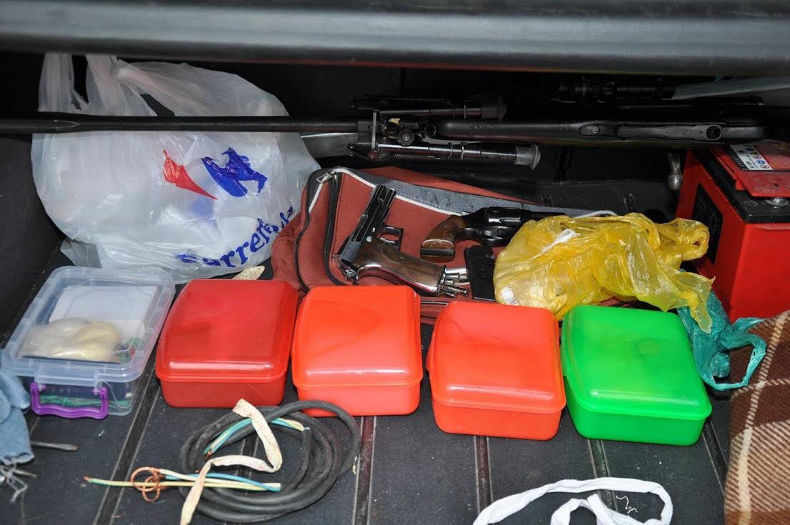 Mina me telekomandë dhe arsenal armësh, goditet një grup kriminal