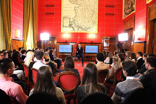 Publikohen mesazhet që Rama u dërgon gjimnazistëve të ekselencës