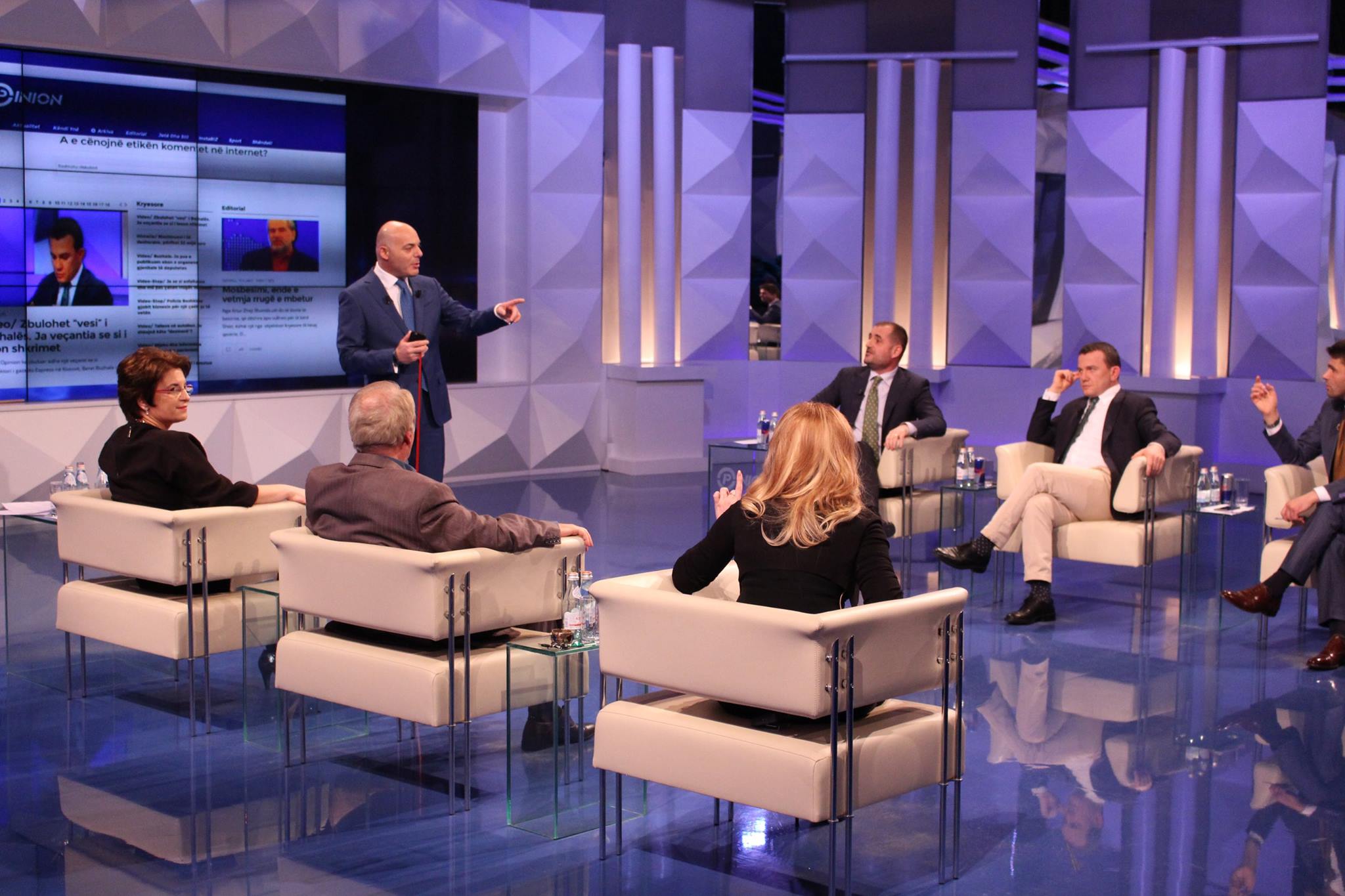 Gazetari Peka nxehet keq me ministren: Po flet si Rama. Ti je e Enver Hoxhës, turp