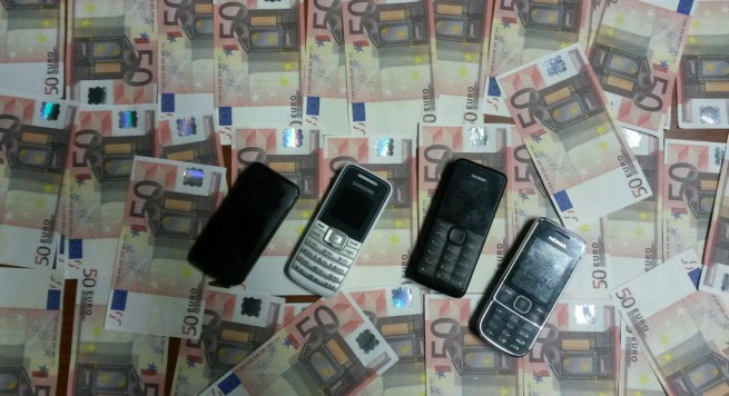 Prodhonin e shpërndanin euro false, arrestohen 3 persona