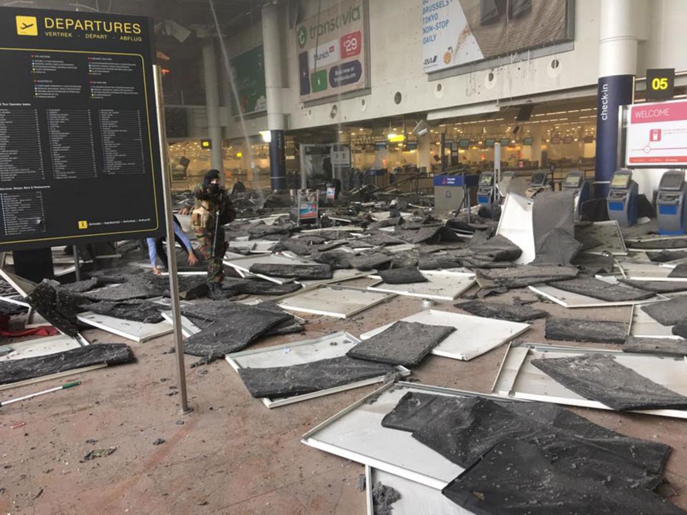 Dy shpërthime të fuqishme në aeroportin e Brukselit, viktima e të plagosur (Video)