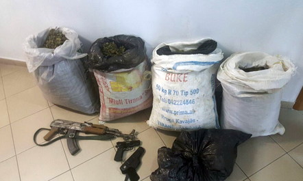 27 kg drogë e armë, arrestohen 6 persona në Tiranë