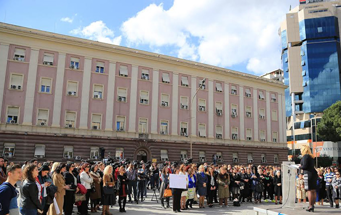 Tiranë, protestë e Lidhjes Demokrate të Gruas para Kryeministrisë