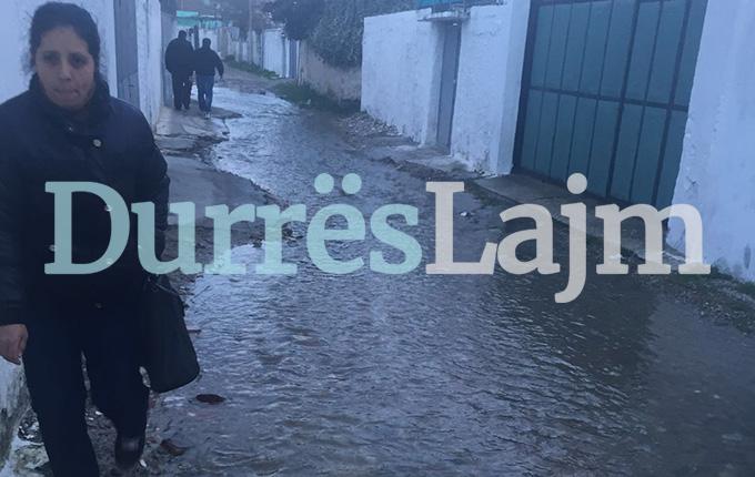 Durrës, ujërat e rezervuarit përmbytin shtëpitë në lagjen 8