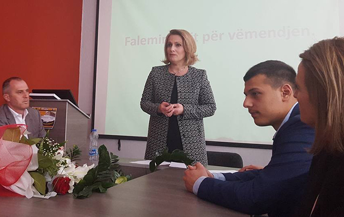 Bashkëshortja e presidentit kosovar merr gradën “doktor i shkencave” në Tiranë (foto)