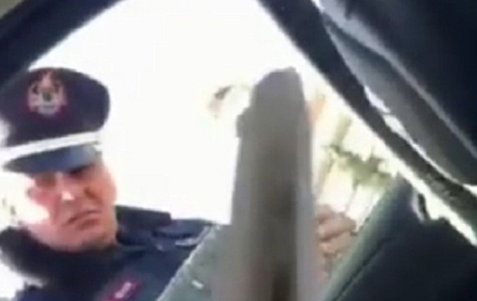 Durrës, policia rrugore i kërkon pasagjerit patentën (Video)