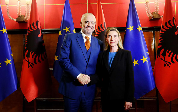 Tiranë, Rama me Mogherini për refugjatët: Ne nuk hapim kufijtë, por nuk ngremë as mure