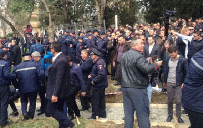 Tiranë, shoqëria civile tenton të ngrejë çadra tek Liqeni Artificial, përplaset me policinë