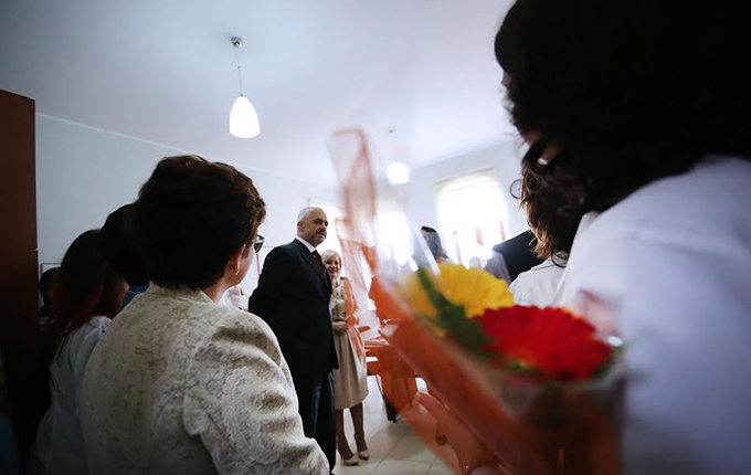 Shkodër, kryeministri Rama u uron festën mësuesve nga Gjimnazi “28 Nëntori”