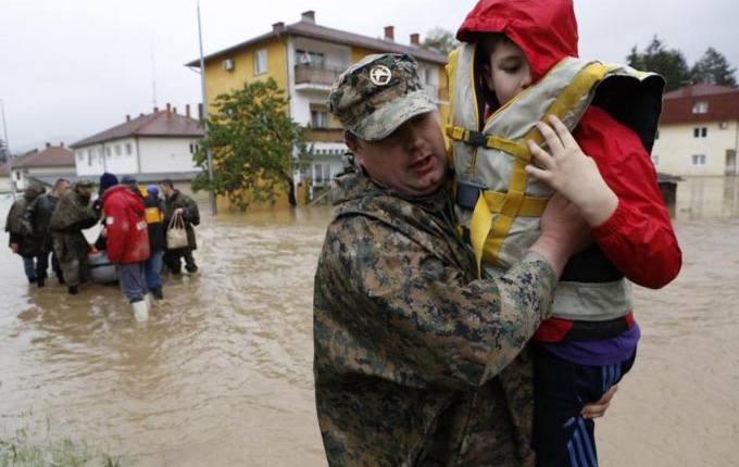 Serbi, reshjet e shiut sjellin përmbytje, shpallet gjendja e jashtëzakonshme