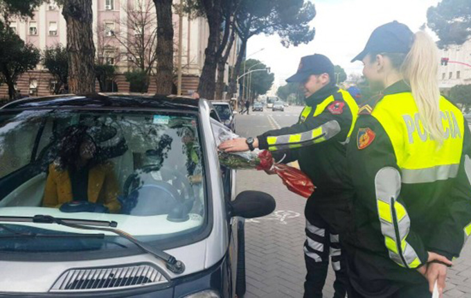 8 Marsi / Policia e Shtetit befason gratë në timon, i ndalon për t&#8217;iu dhuruar lule