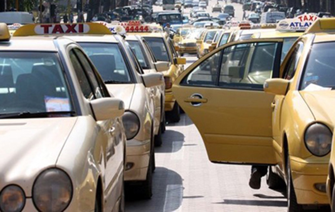 Tiranë, taksistët në protestë, bllokojnë bulevardin