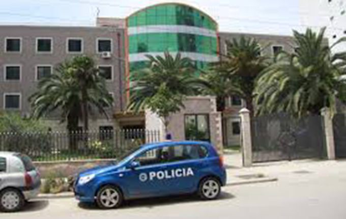 Durrës, arrestohet në flagrancë, u kap duke i dhënë makinës pa patentë