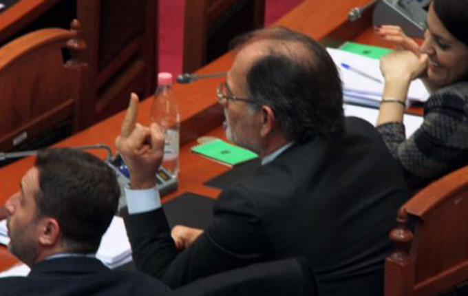 FOTOLAJM / Ja si i ngre syzet Koço Kokëdhima