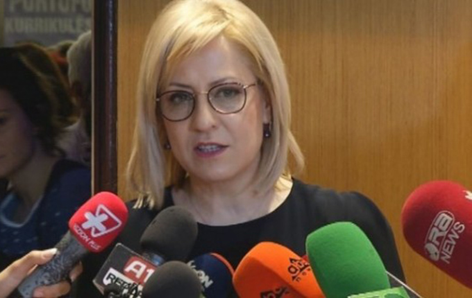Tiranë, ministrja Nikolla mbledh drejtorët rajonalë: Ai që toleron problemet largohet nga puna