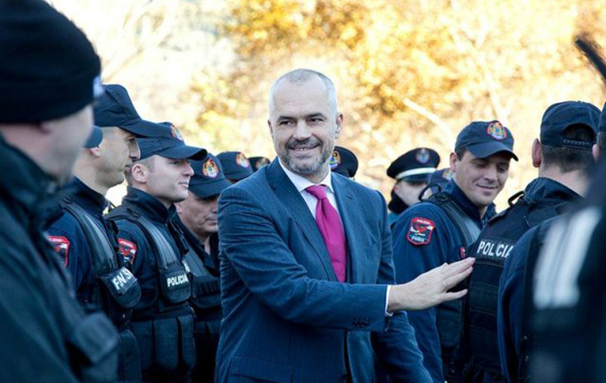 Tiranë, ulen pagat e 2 100 policëve, eliminohen gradat “nëninspektor” dhe “kryeinspektor”