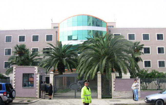 Durrës, arrestohet i riu, u kap pa patentë me motor pa targë