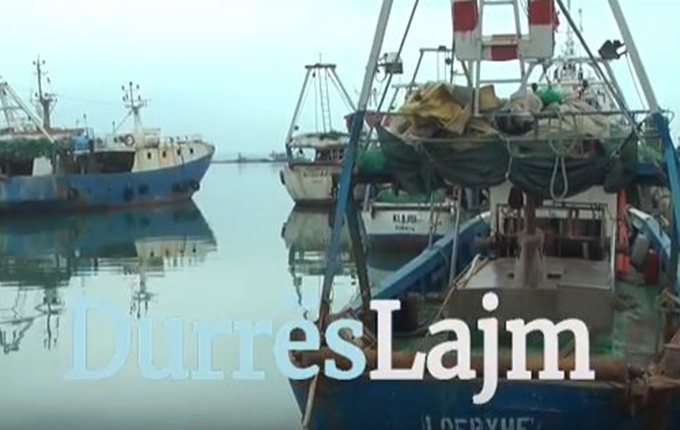 Durrës, ankohen peshkatarët: Ndotja e detit ka dëmtuar rezervat e peshkut (video)