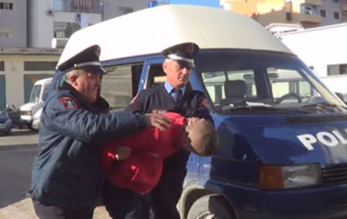 Tiranë, arrestohet 22-vjeçari që goditi policin për shkak të gjobës