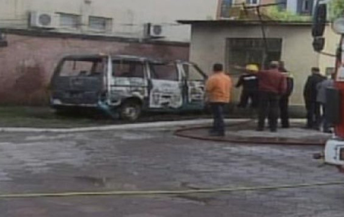 Durrës, merr flakë furgoni i parkuar, shkak ka qenë një defekt teknik