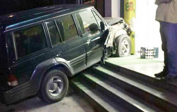 Tiranë, hajduti i fuoristradës përfundon në supermarket