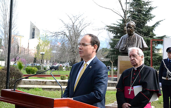 Tiranë. presidenti Nishani përuron bustin e Papa Françeskut
