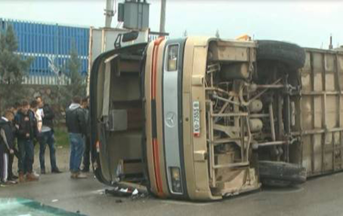 Korçë, autobusi del nga rruga, 14 të plagosur, mes tyre edhe dy fëmijë