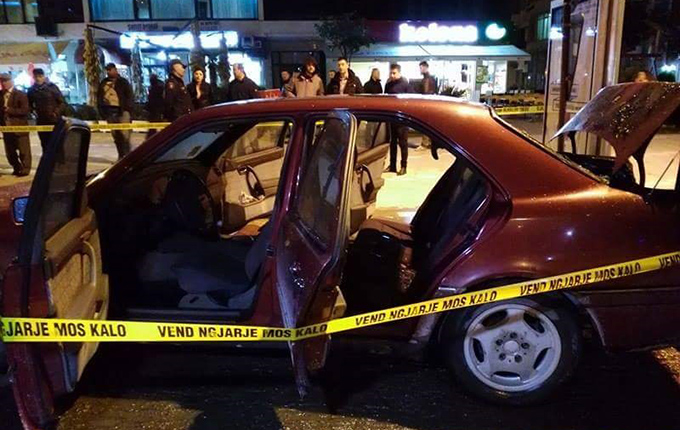 Vlorë, digjet një automjet i parkuar, shkaku dyshohet shkëndija elektrike