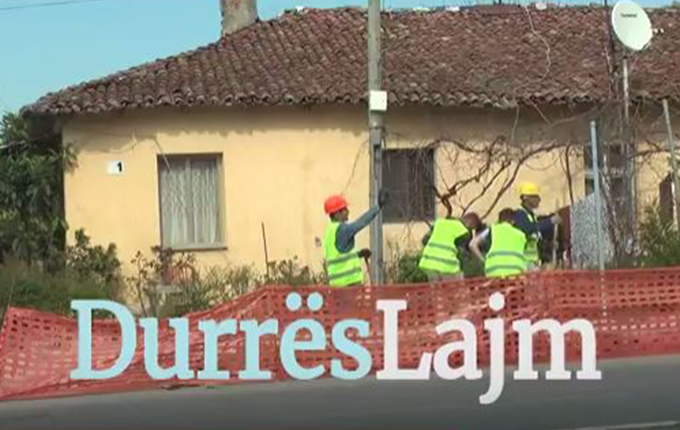 Durrës, përsëri punime në trotuaret e rrugës së plazhit (video)