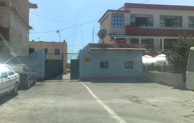 Krujë, arrestohet babai dhe dy djemtë, kanosën me armë kushëririn