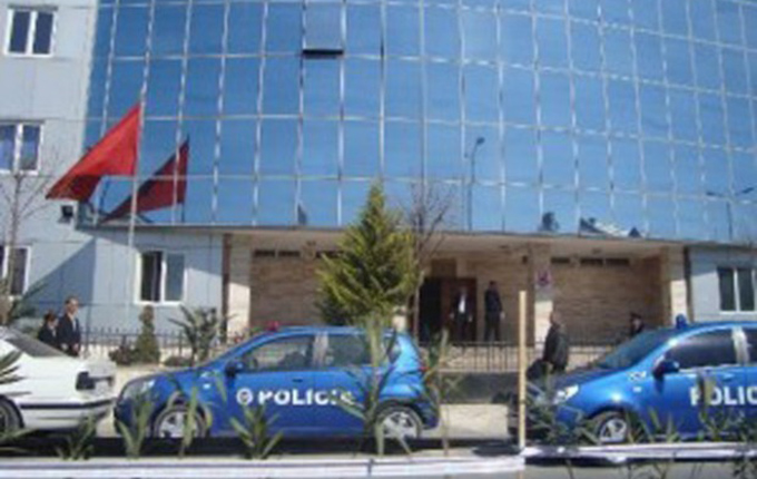 Kamëz, arrestohen dy të rinj, hiqeshin si policë dhe kërcënonin shoferët