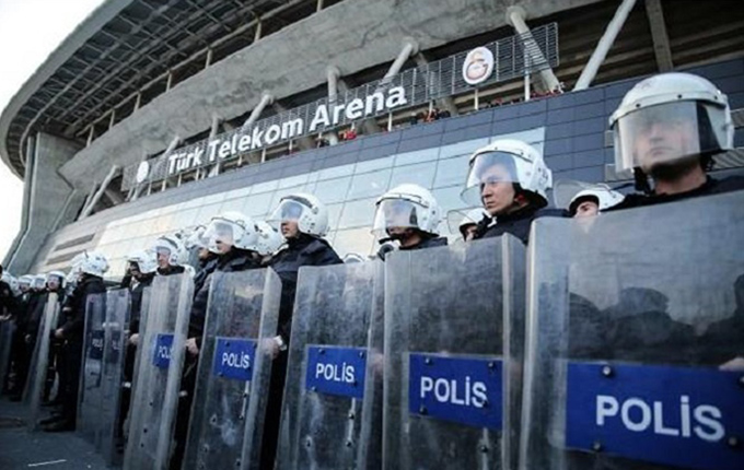 Turqi, alarm për bombë në stadium, shtyhet derbi Galatasaray &#8211; Fenerbahce