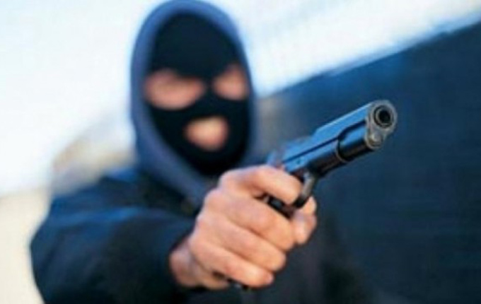 Pogradec, maskat grabisin me dhunë familjen