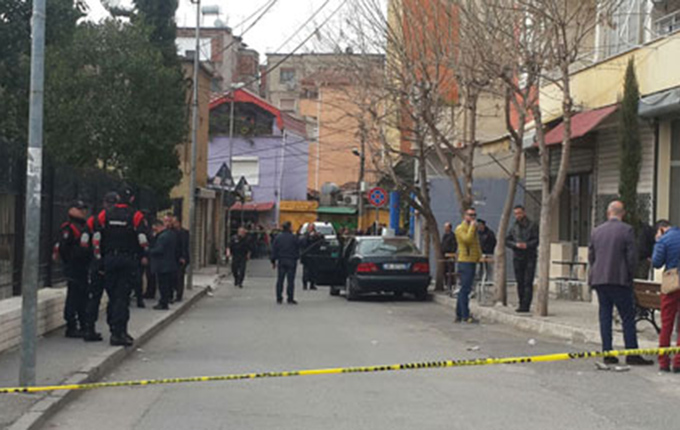 Tiranë, alarm për vendosje bombe në një automjet