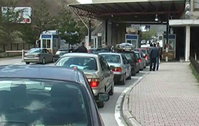 Korçë, rradhë të gjata në Kapshticë, defekt në sistemin kompjuterik të palës greke