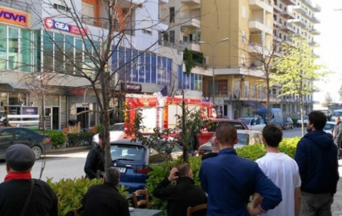Vlorë, frika nga rrjedhja e gazit, hedh bombolën nga kati i shtatë i pallatit