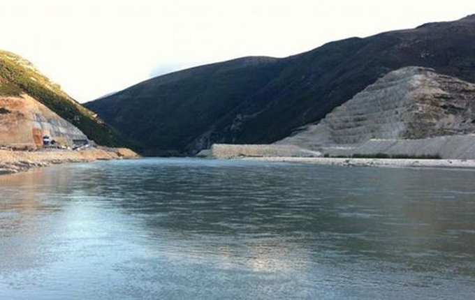 Vlorë, përmbyset varka në grykëderdhjen e Vjosës, zhduket i riu 23-vjeçar