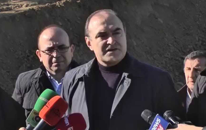 Elbasan, ministri Haxhinasto: Kurseni ujin, konsiderojeni si pasuri