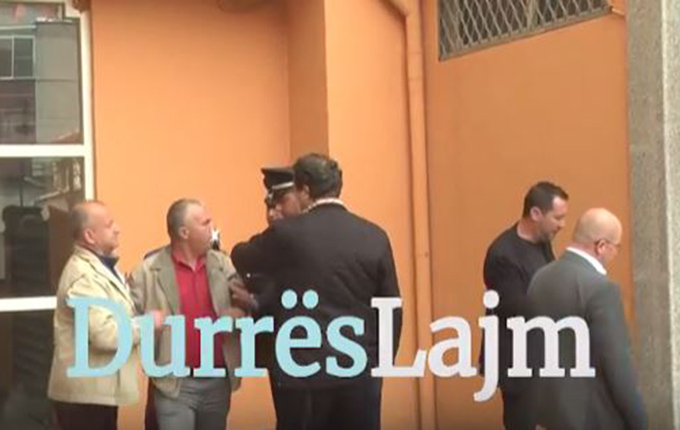 Durrës, konflikti për pronën, kunata e presidentit Nishani merr dyqanin (video)