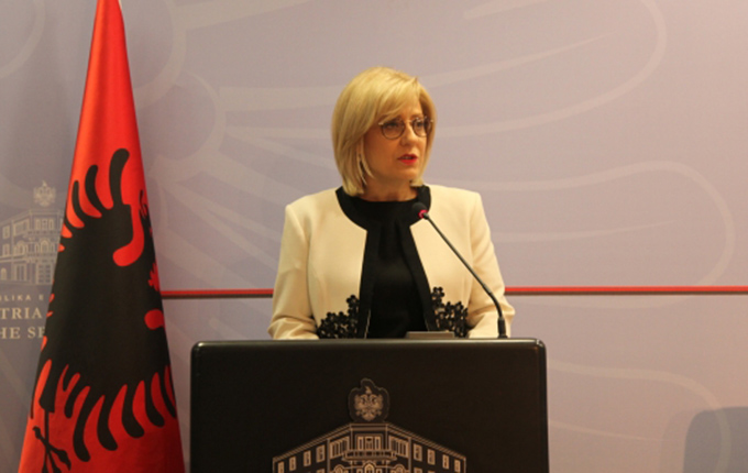 Tiranë, ministrja Nikolla: Mësuesit e dobët do të kualifikohen